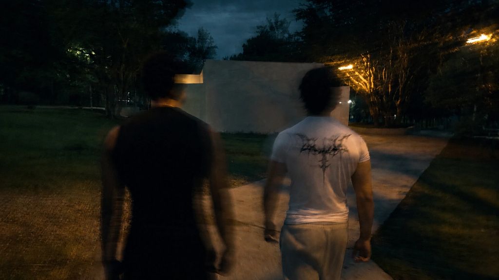 Crew Intensity caminando de noche