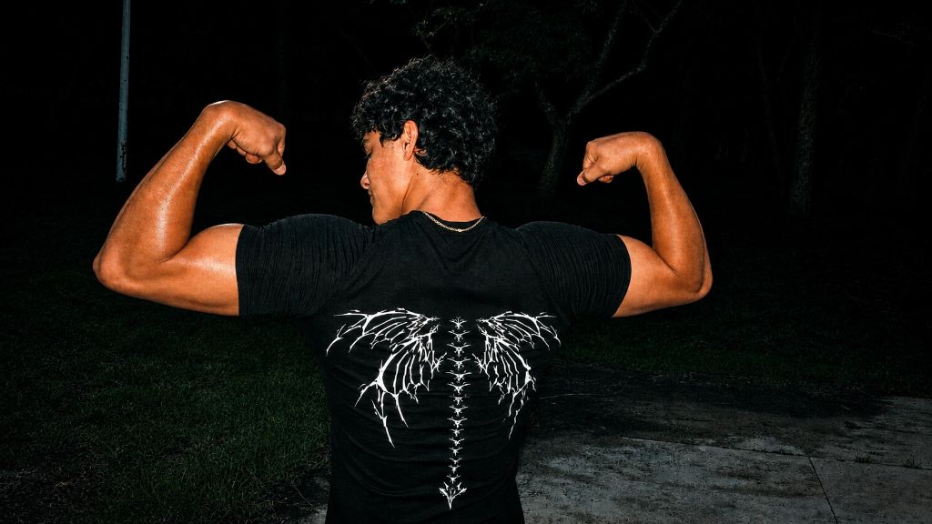 Playera negra con alas en la espalda
