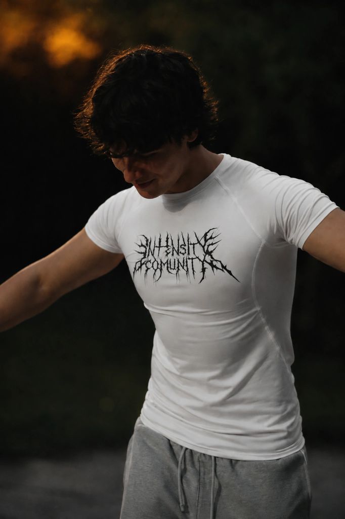 Playera blanca Intensity en movimiento