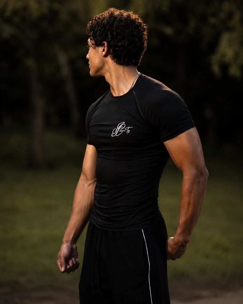 Playera de compresión negra con firma