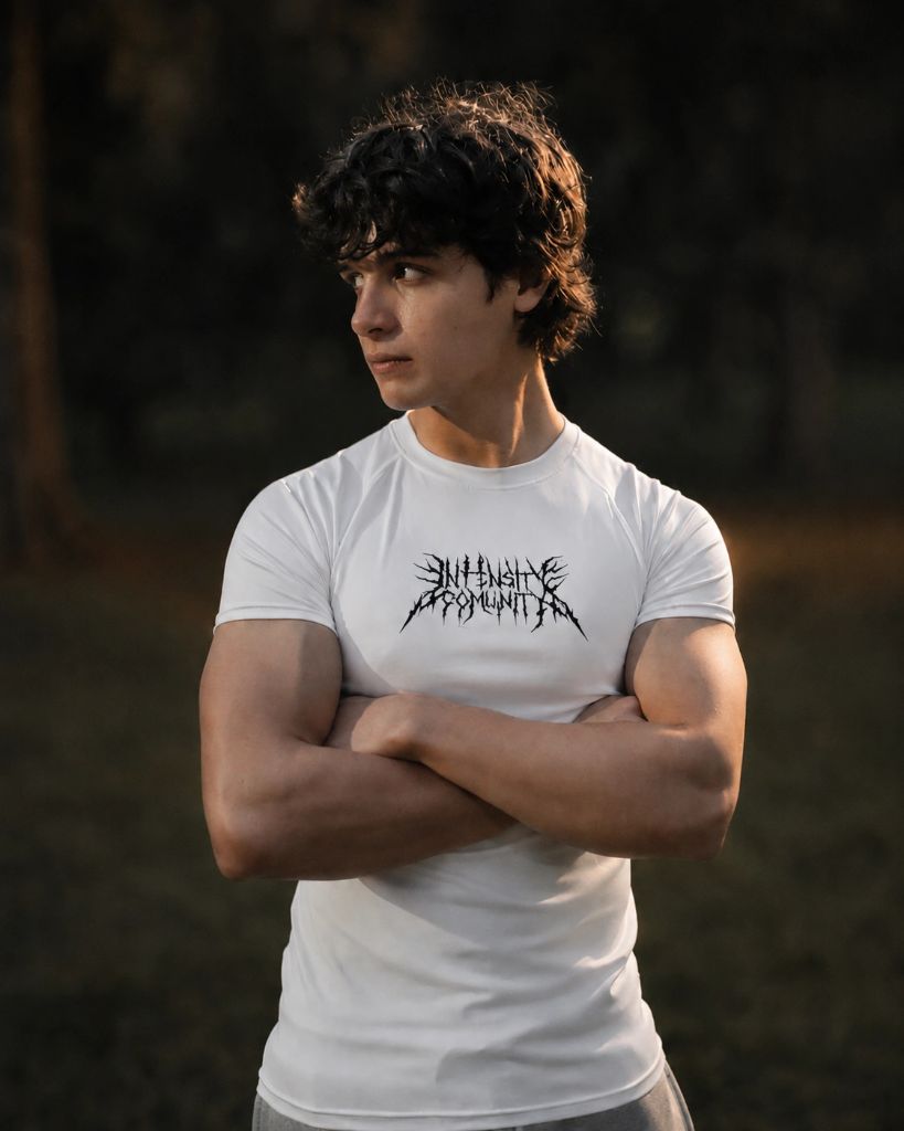 Retrato con playera blanca Intensity — brazos cruzados